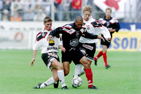 Malmö FF spelade i Örebros bortatröjor. Daniel Nannskog,