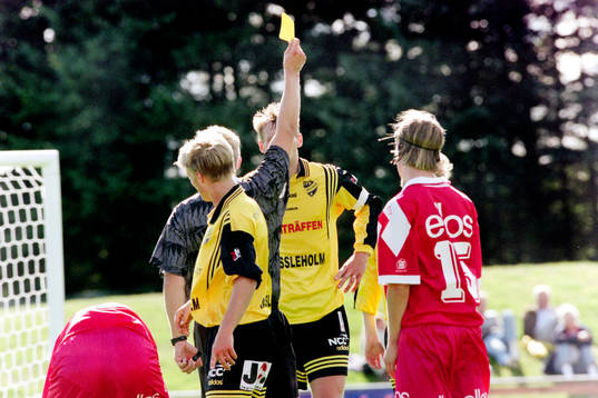 Peter Olsson, Hässleholm får gult kort