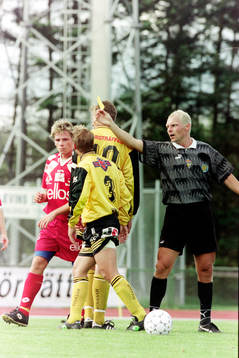 Peter Höglund, Sundsvall domare i matchen delar ut en