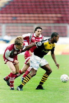 Pascal Simpson, AIK uppvaktas av trelleborgs Håkan Nilsson