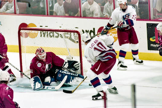 John LeClair, USA framför Curtis Joseph, målvakt i Kanada
