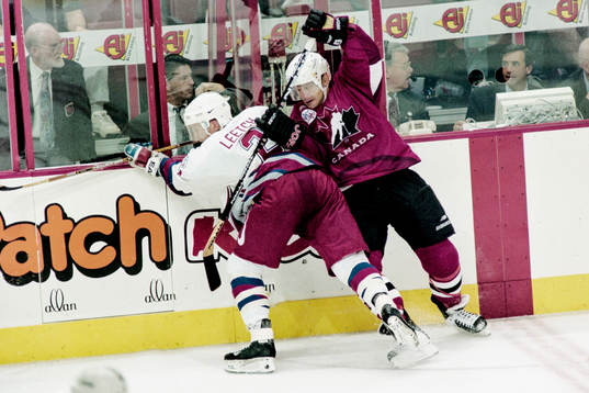 Brian Leetch, USA och Claude Lemieux, Kanada i kamp vid
