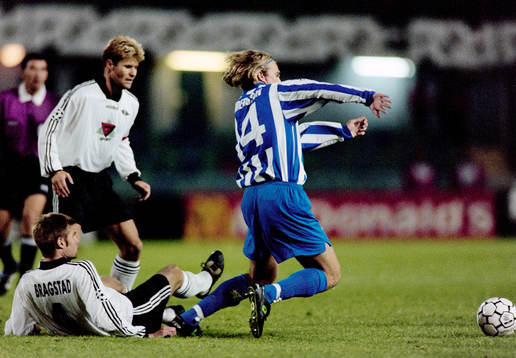 Björn Otto Bragstad försöker stoppa Andreas Andersson,