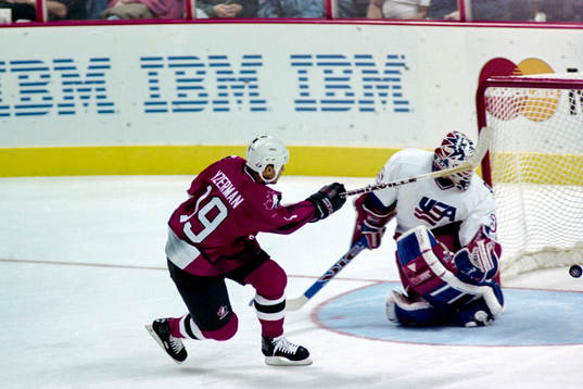 Steve Yzerman, Kanada skjuter mål på Mike Richter,
