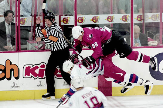Eric Lindros, Kanada går hårt fram