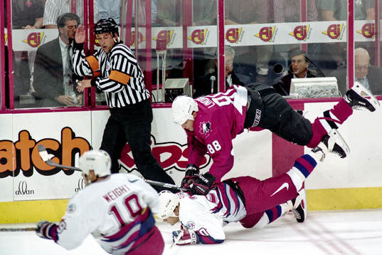 Eric Lindros, Kanada går hårt fram