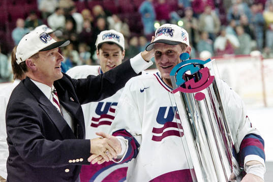 Brett Hull, USA med pokalen