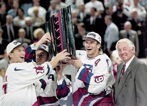 Keith Tkachuk och Joel Otto, USA jublar med pokalen