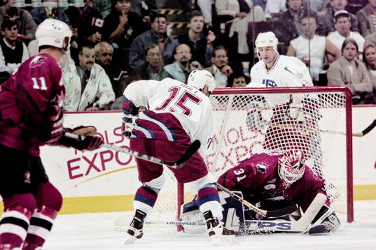Brett Hull, USA framför Curtis Joseph, målvakt, Kanada