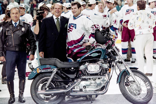 Mike Richter, målvakt, USA med en motorcykel