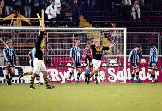 s Johan Mjällby jublar