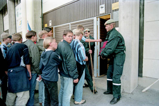 Ordningsvakterna kollar igenom väskorna vid insläppet till