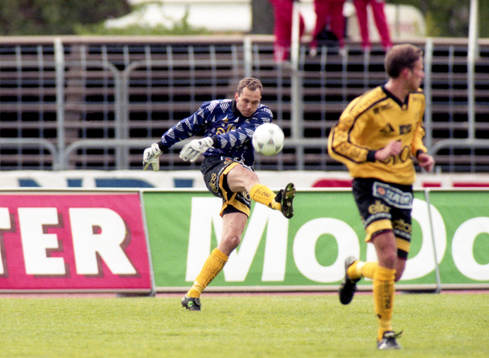 Elfsborgs målvakt Anders Bogsjö sparkar ut bollen