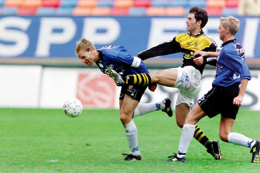 Torbjörn Arvidsson, Halmstad sparkas ner av Pierre Gallo,