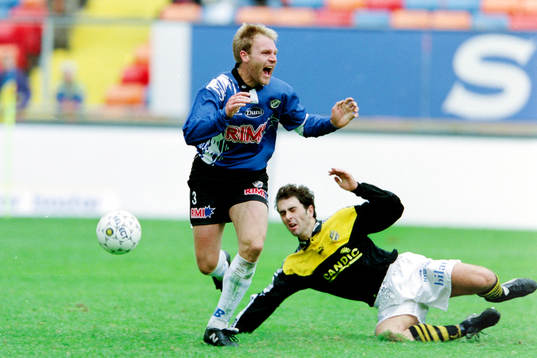 Torbjörn Arvidsson, Halmstad sparkas ner av Pierre Gallo,