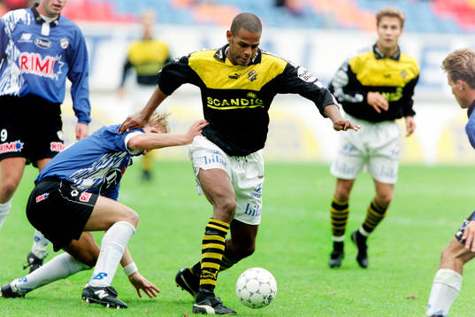 Pascal Simpson, AIK med bollen