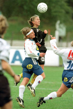 Julia Carlsson, Älvsjö i nickduell med en