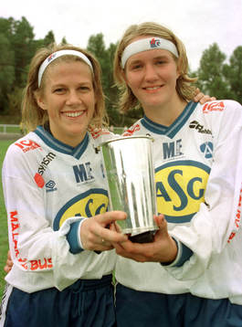 Julia Carlsson, målsyttar för Älvsjö, visar sin pokal