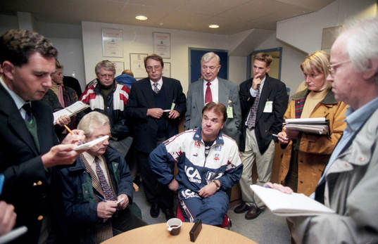 Helsingborgs tränare Reine Almqvist möter media