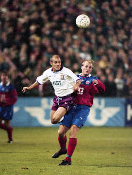 Helsingborgs Peter Wibrån i kamp om bollen