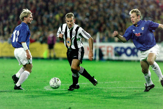 Alan Shearer, Newcastle med bollen mellan Fredrik Andersson