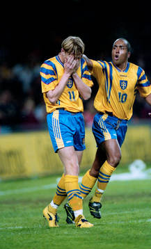 Kennet Andersson deppar och tröstas av Martin Dahlin