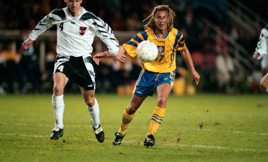 Anton Pfeffer och Henrik Larsson i kamp om bollen