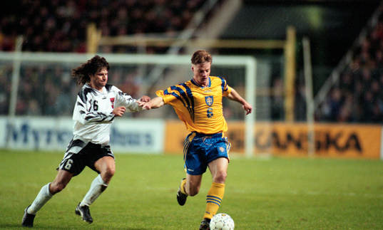 Andreas Heraf jagar Stefan Schwarz
