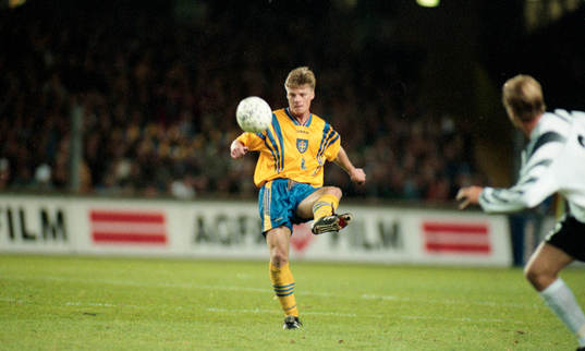 Stefan Schwarz behandlar bollen