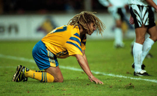 Henrik Larsson på knä