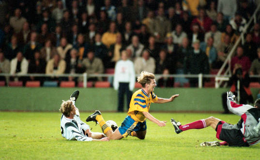 Jesper Blomqvist fälls av Markus Schopp