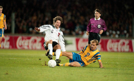 Andreas Heraf och Jonas Thern i kamp om bollen. Domaren