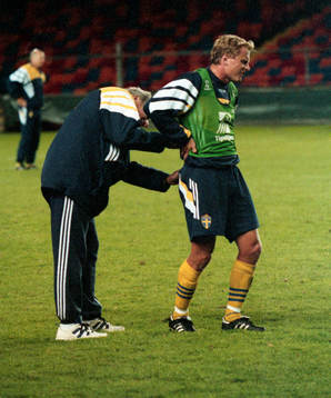 Jonas Thern får hjälp med sin onda rygg av läkaren Jan