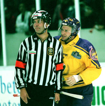 Ishockey, Mark Pedersen, Färjestad,  försöker tala med
