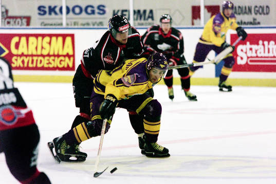 Färjestads Klas Eriksson med malmös Marcus Magnertoft i