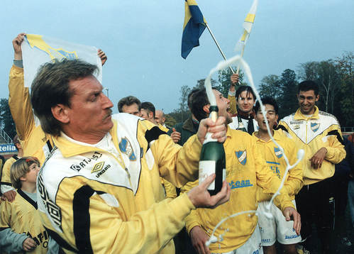 Bo Cronqvist, tränare IFK Malmö firar att klubben är