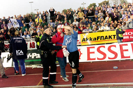 Thomas Ravelli, målvakt, Göteborg jublar