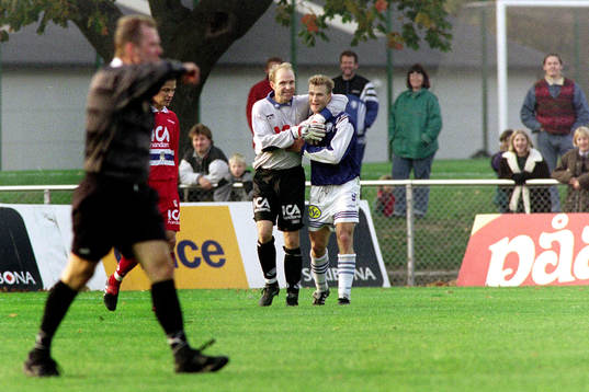 Thomas Ravelli, målvakt, Göteborg kramar om Joachim