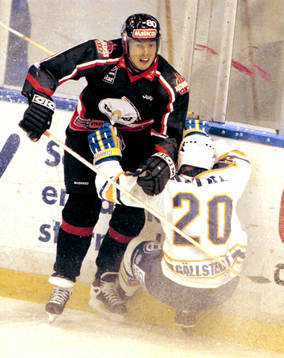 Janne Ojanen och Niklas Gällstedt i kamp vid sargen