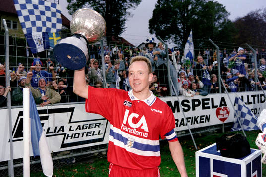 Stefan Lindqvist med pokalen jublar