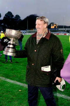 Gunnar Larsson, ordförande i Göteborg med von Rosens pokal