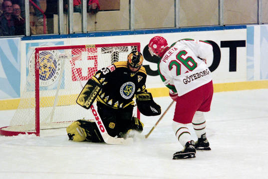 Lasse Pirjetä, Västra Frölunda fri med rouens målvakt