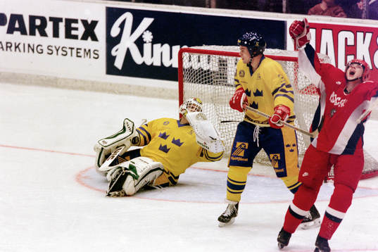 Pucken i mål bakom Mikael Sandberg, målvakt i Sverige