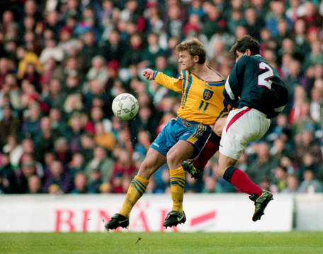 Jesper Blomqvist dras i tröjan av Jackie McNamara