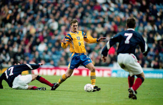Gary Sundgren uppvaktas av Paul Lambert och Craig Burley