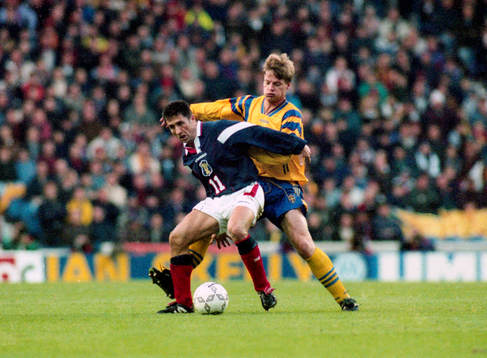 Stefan Schwarz uppvaktar John Collins