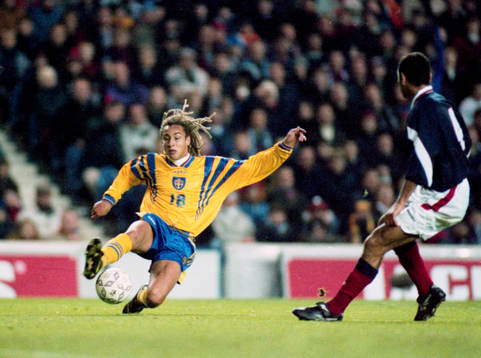Henrik Larsson tar hand om bollen
