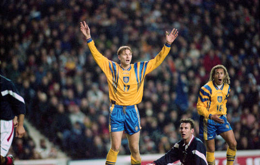 Kennet Andersson och Henrik Larsson vädjar till domaren