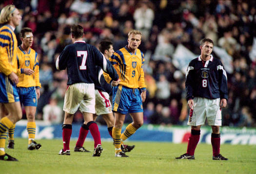 Jonas Thern tackar Craig Burley