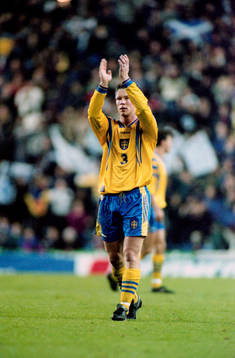 Patrik Andersson applåderar de svenska fansen